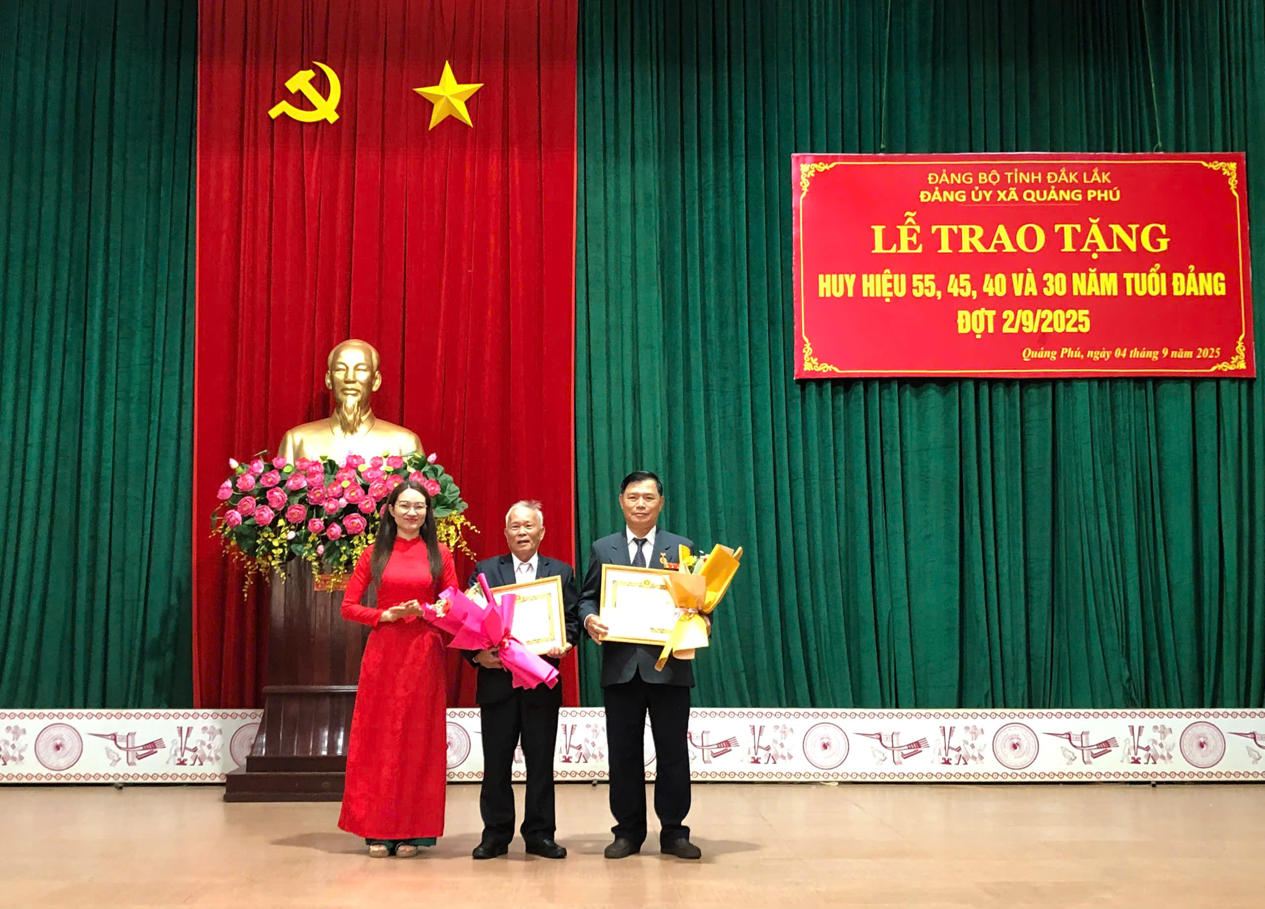 Phó bí thư Đảng ủy, Chủ tịch HĐND xã trao huy hiệu 45 năm tuổi đảng